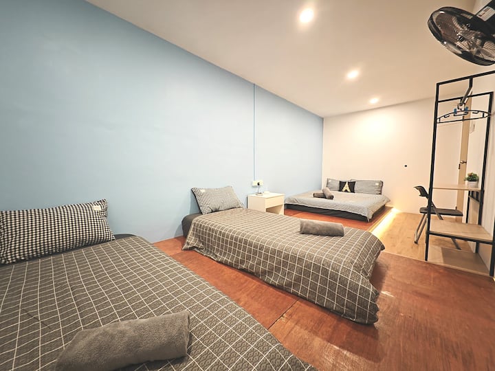 მე-2 ოთახი (TaTaMi Design) 1 საწოლით და 2 ერთადგილიანი საწოლით