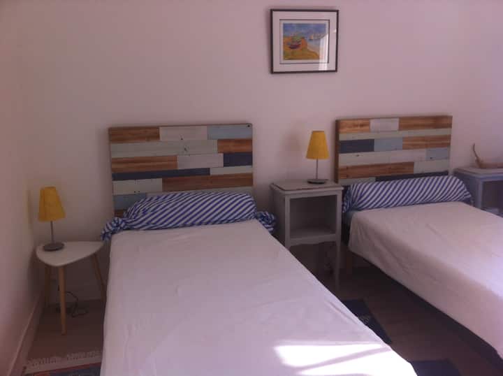 CHUMBA CHA KULALA 2X VITANDA VYA MTU MMOJA