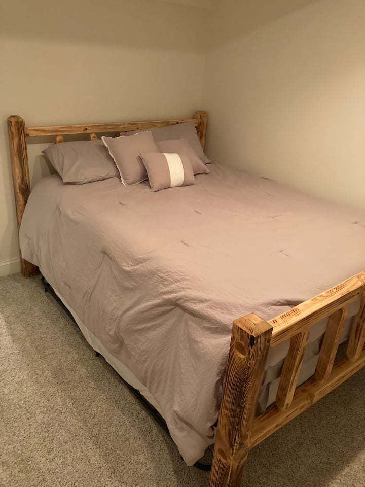 Cama tamaño queen en el nivel inferior con colchón individual extraíble