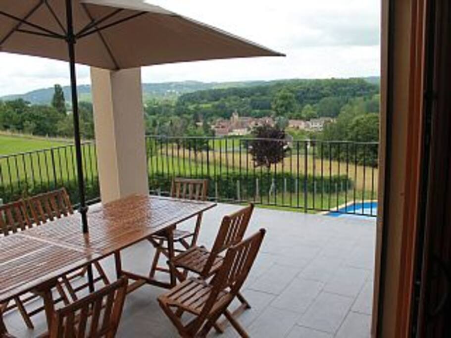 Terrasse avec vue sur le village d'AUBAS