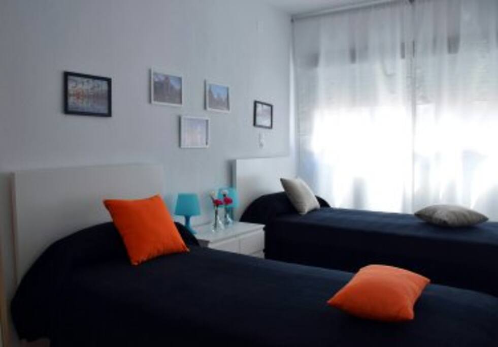 Dormitorio con dos camas y un armario