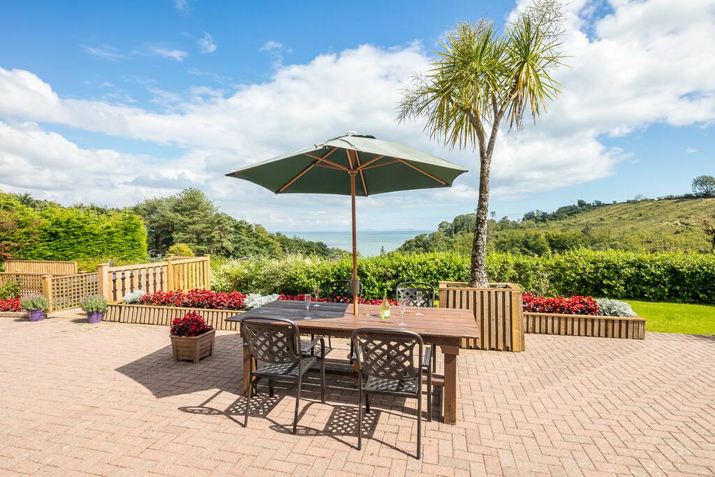 Al fresco dining and access to hot tub