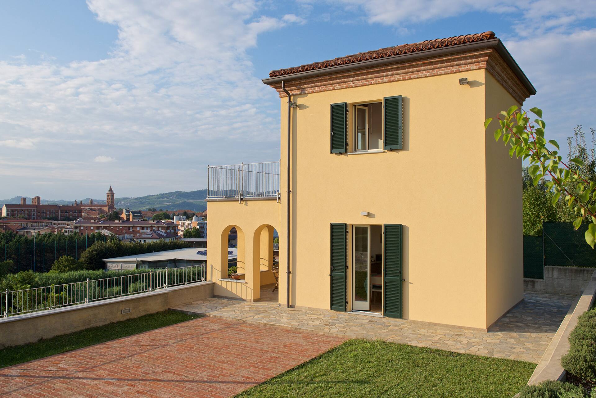 Independent villa with panoramic views of Alba