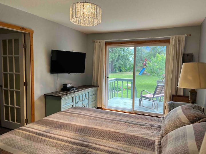 Მთავარი საძინებელი აღჭურვილია პატარა ცალკე ტერასით, კომპლექტით, ტელევიზორითა და DVD ‑ დამკვრელით. Გამთენიისას გასრიალებული შუშის კარის გაღვიძება გაღვიძების შესანიშნავი ხერხია. 