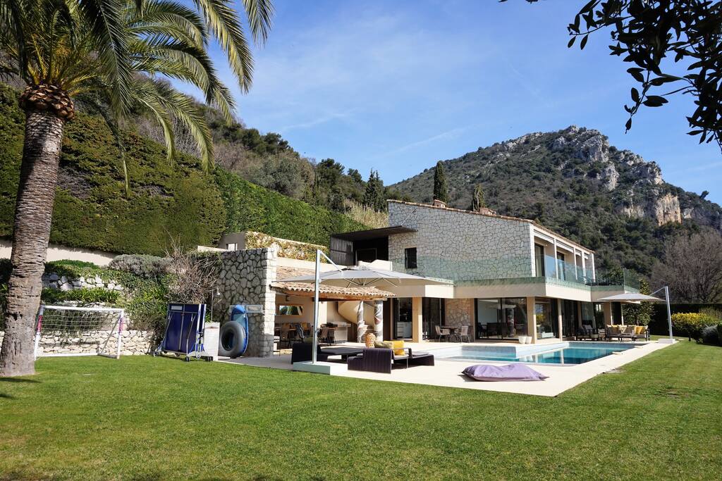 Spacious area around the pool