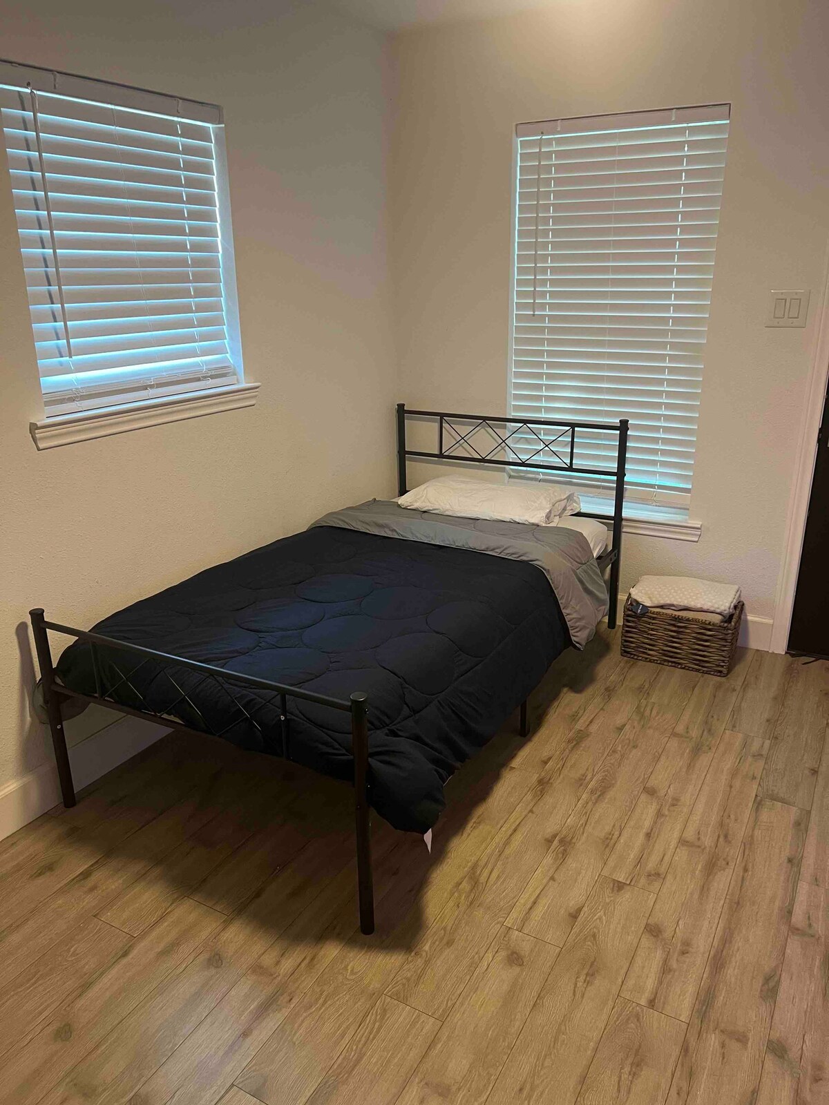 Cama doble en el tercer dormitorio