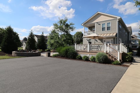 Enjoy the hottub & fire after exploring Lancaster!