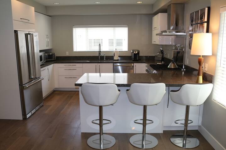 Prime Venice!! Brand New Private Home Near it All! gallery image 5