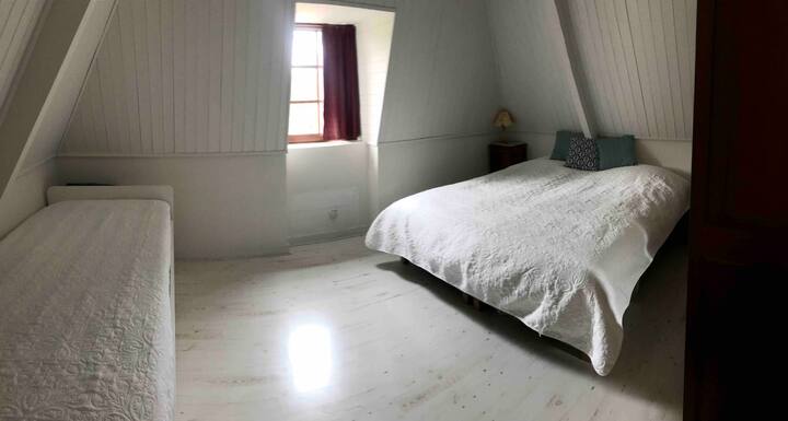 3. spálňa s manželskou posteľou 180 a rozkladacou posteľou pre 2 osoby/ 3d spálňa s manželskou posteľou a 2 jednolôžkami 