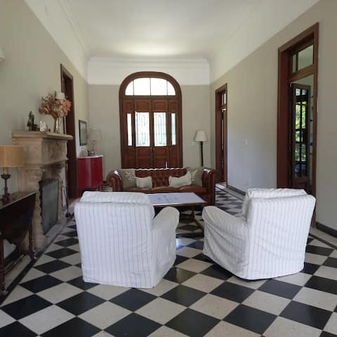 Anuncio de Airbnb popular: Old farmhouse "Estancia El Chajá" en Partido De Lobos