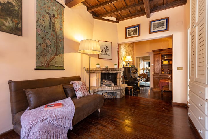 客厅、沙发床、客厅景观、小厨房和房间通道