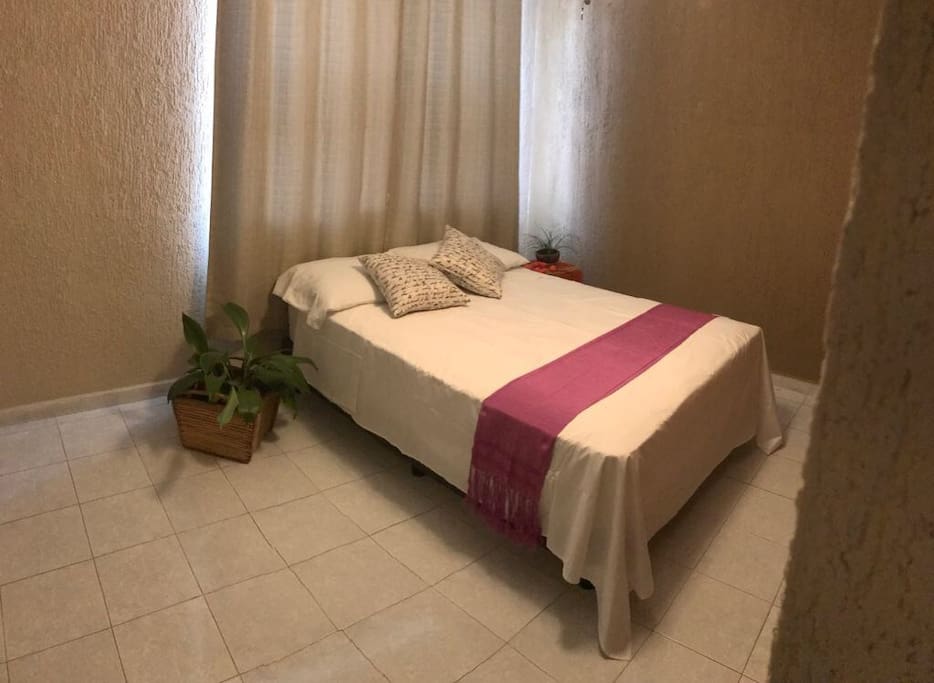 Recamara amplia con cama matrimonial, closet y aire acondicionado.
