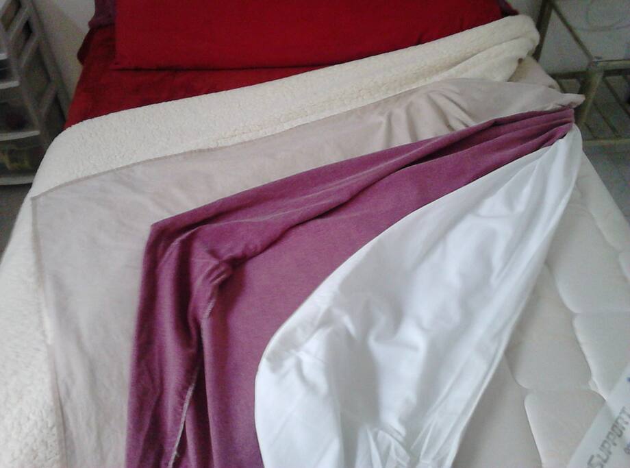 Cama con colchón tamaño matrimonial