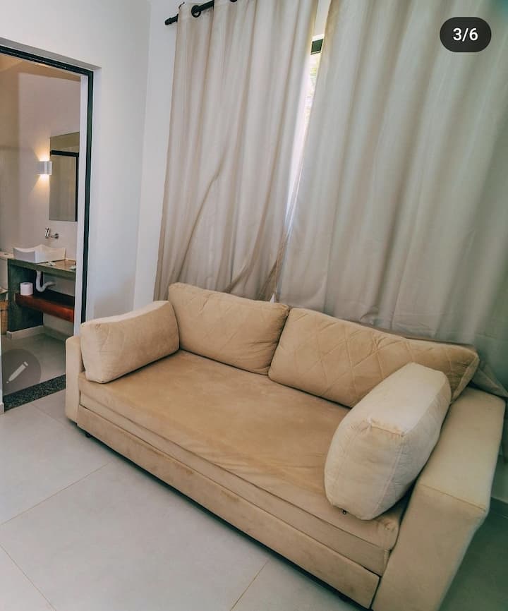 סלון עם ספה נפתחת, לשני אנשים. 