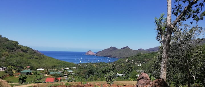 位于Taiohaè的高处，位于我们1600平方米的树木茂密公园内
只有您的Faré和我们的房源
现场公寓，
我们将指导您安排住宿