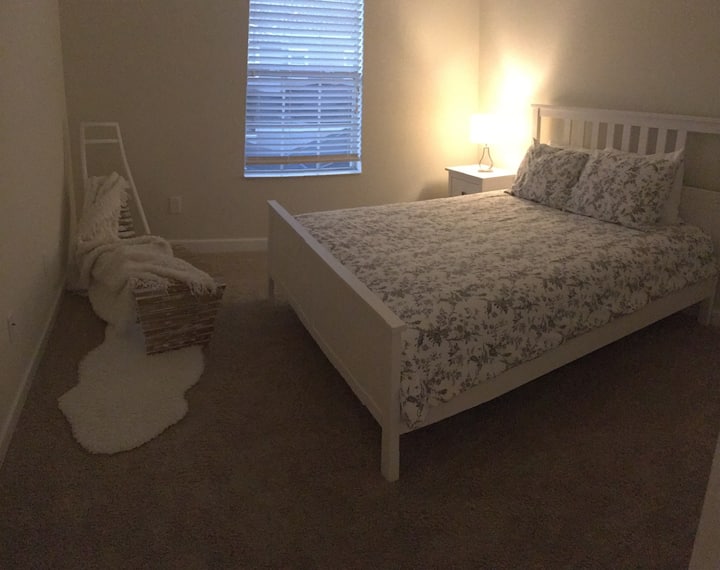 Third bedroom with queen size bed.