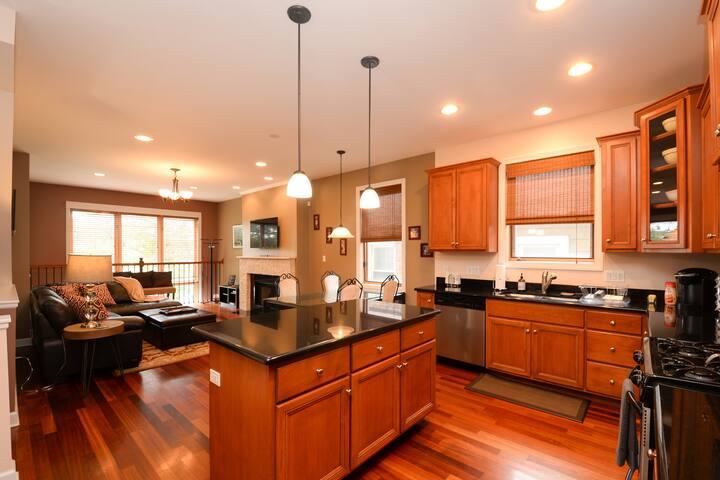 Little Italy/UIC 3 bdrm, 2.5 bath Condo gallery image 4