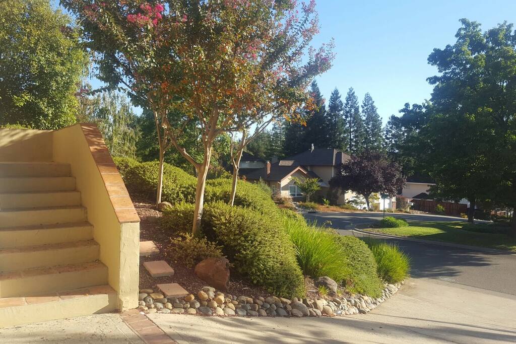 Please note that we have a set of steps to the house.