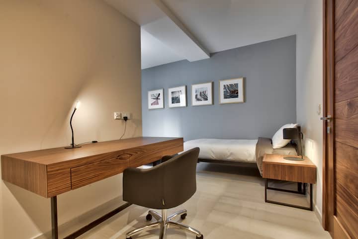 Segundo dormitorio con escritorio e WIFI de alta velocidad o Internet por cable.