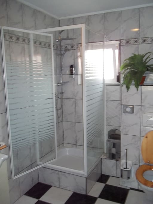 douche alle 2 persoon en 4 persoons- allemaal het zelfde.