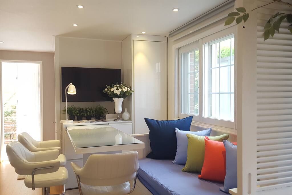 THE VERSACE HOUSE is located in the heart of Gangnam in Seoul with the best quality interior design for international tourist who is looking for the best quality house for their holiday in Seoul.