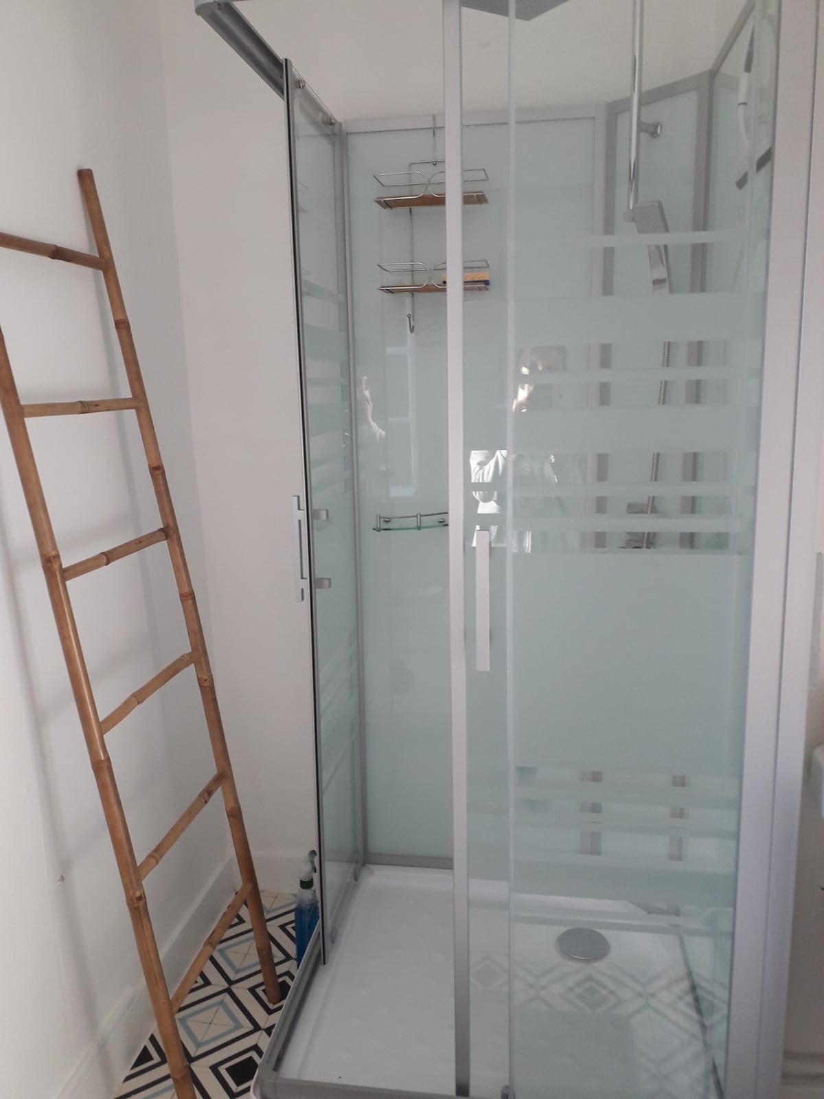 nový sprchový kút, priľahlá spálňa 