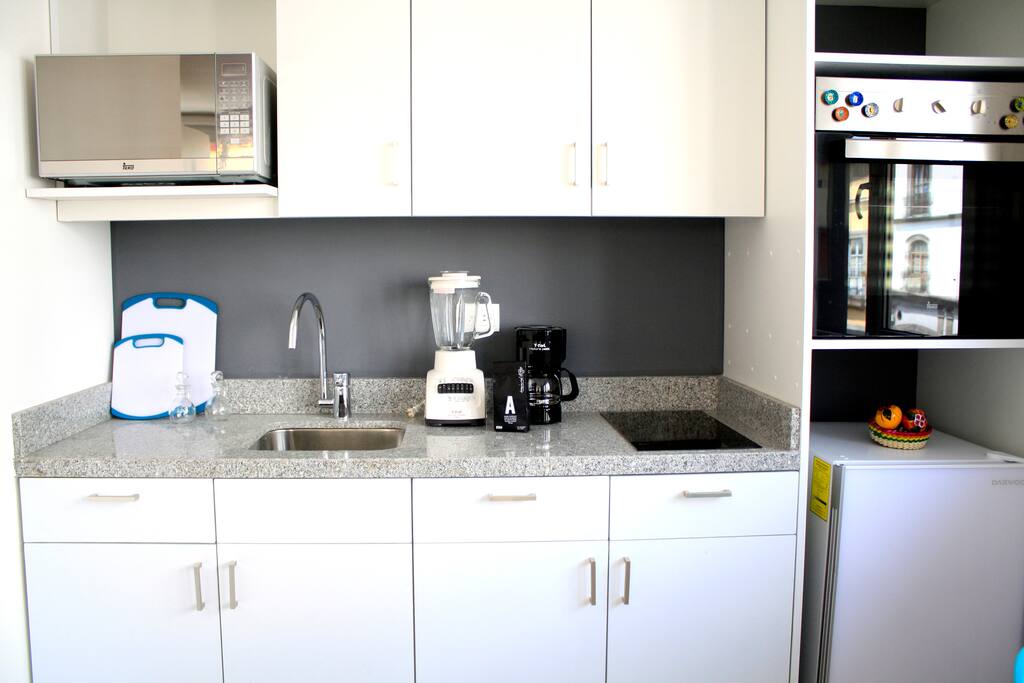 Cocina completa, horno de micro, horno, cafetera, estufa eléctrica,licuadora, vajilla completa para 4 personas