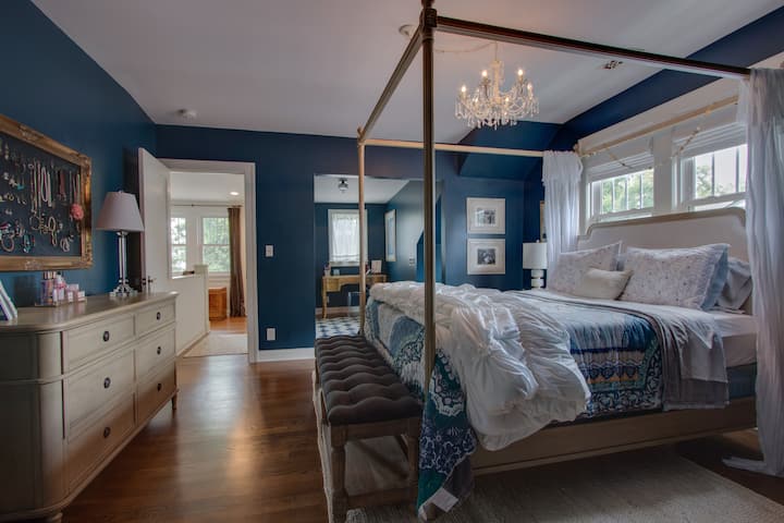 Camera da letto al piano superiore con un letto queen-size