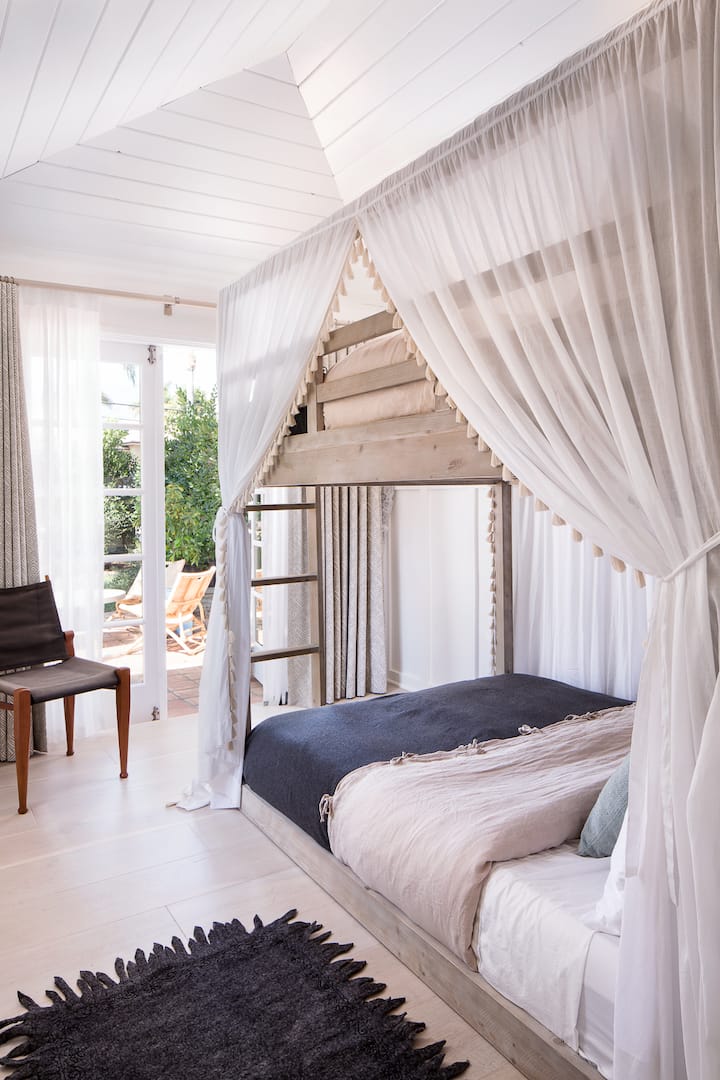 Двуетажна стая (2 пълни легла)