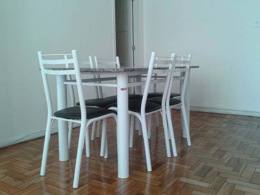 Mesa com seis lugares, tampo de mármore e ventilador de teto