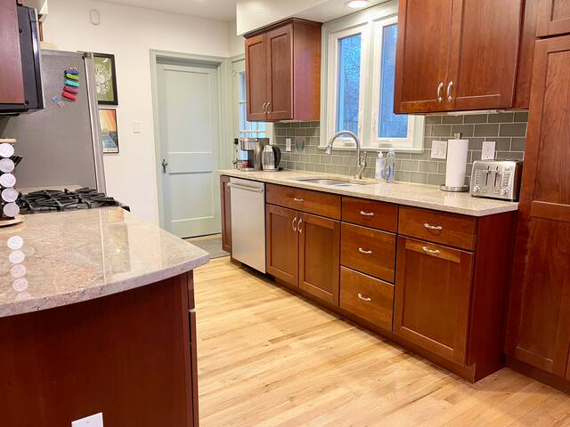 OSU & Riverside |King Beds| Fenced Backyard gallery image 5