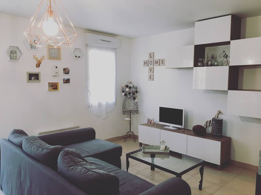grande pièce à vivre avec canapé lit 2 places