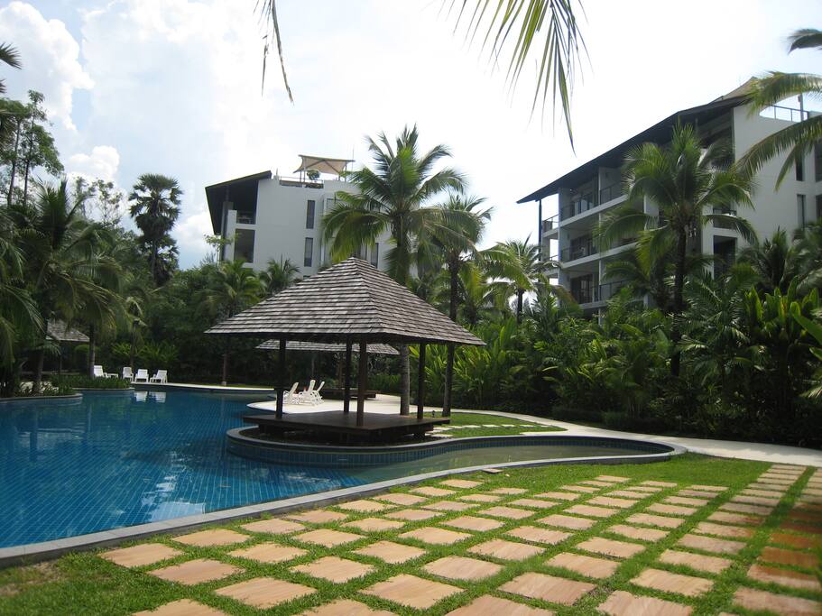 Front swimming pool.