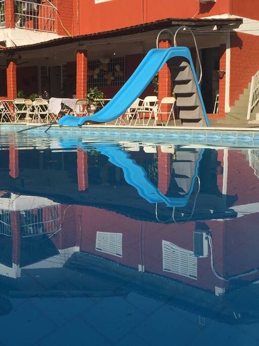 Piscina com escorregador