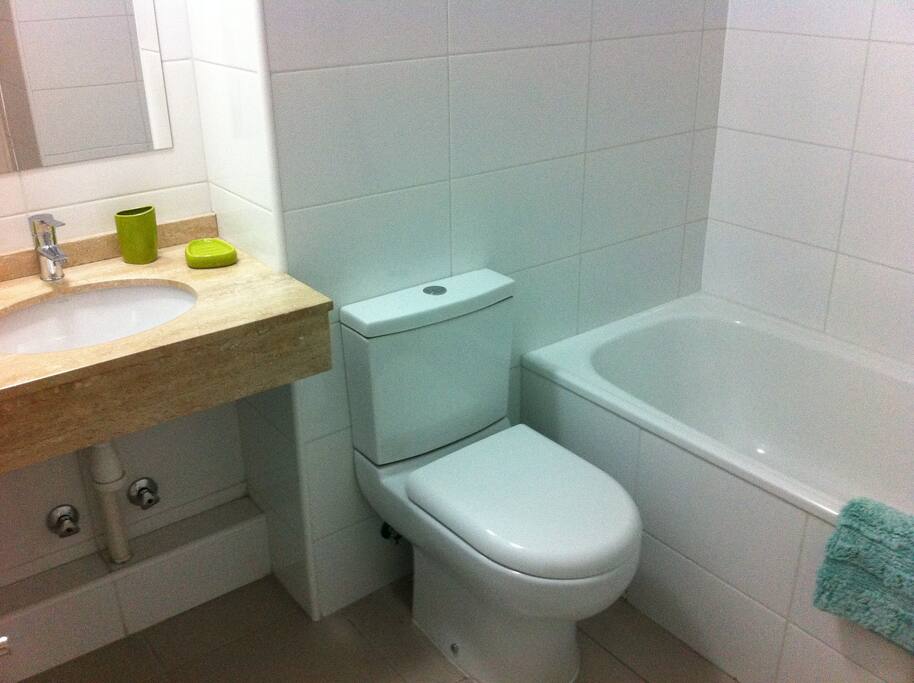 Baño con Tina y Ducha