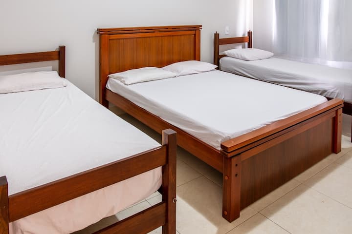 ห้องสวีท,, 1 
เตียงเดี่ยว 2 เตียงและเตียงคู่ 1
หลังเครื่องปรับอากาศ