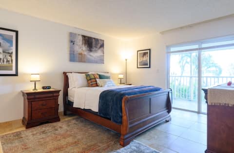 Classy Comfortable Condo - Close to everything!