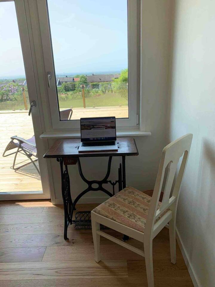 Работен простор  1) во спалната соба 1.