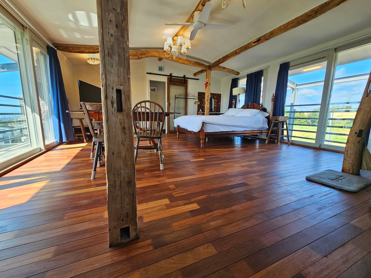 Toto je poschodová spálňa, ktorú som videl na druhej strane.
K dispozícii je 50-palcový televízor