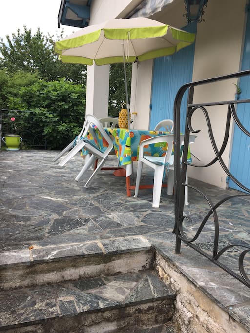 Terrasse à proximité de la cuisine
Vue sur le jardin
Pour des soirées Apéro en toute tranquillité ...vous entendrez les oiseaux chanter