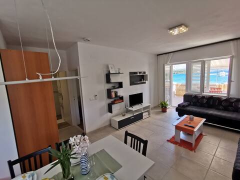 Popular Airbnb listing: Lumbardina A2 center and by the sea in Općina Lumbarda