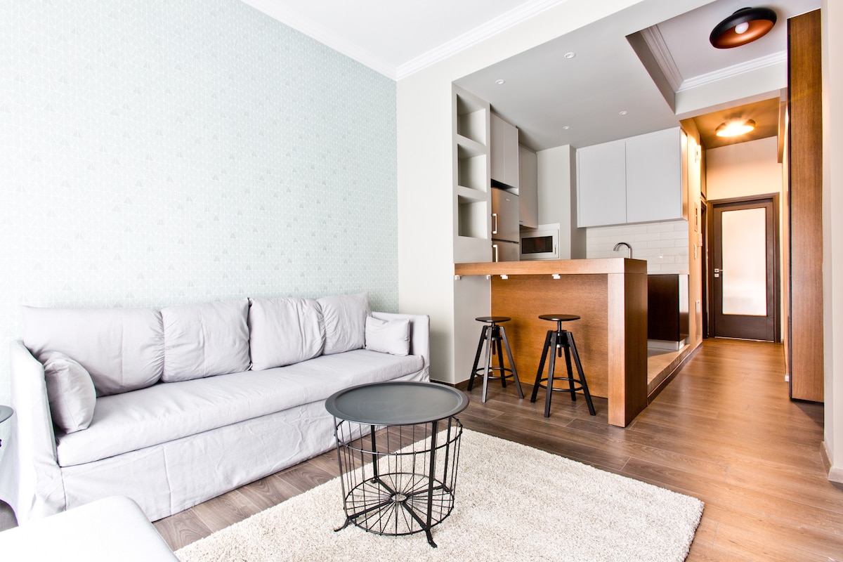 Una vista de la sala de estar y la cocina de planta abierta.