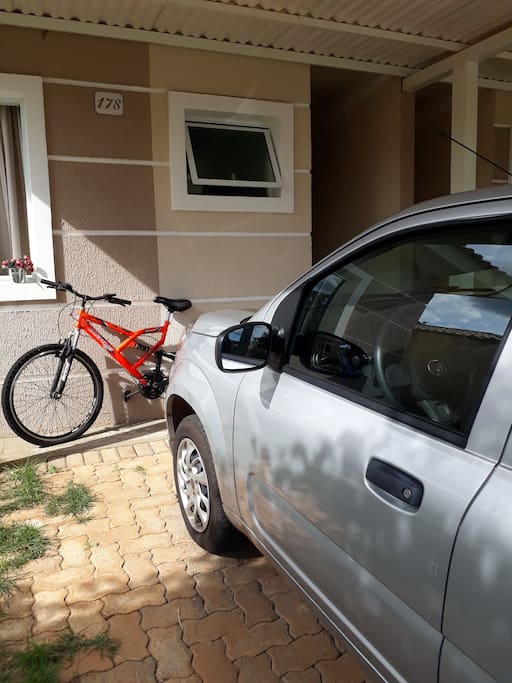 Duas vagas de garagem, uma coberta.