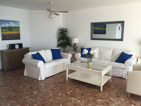 Propiedad de Airbnb exitosa: Penthouse Overlooking Mediterranean en Nerja