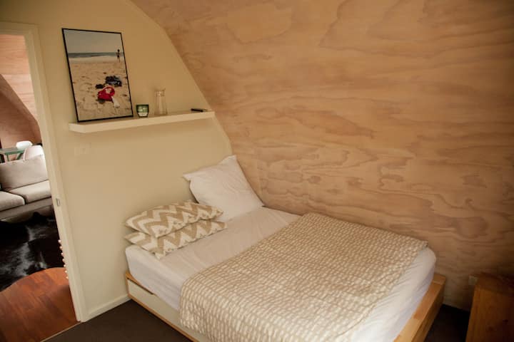 Მეორე საძინებელი ორადგილიანი საწოლით.