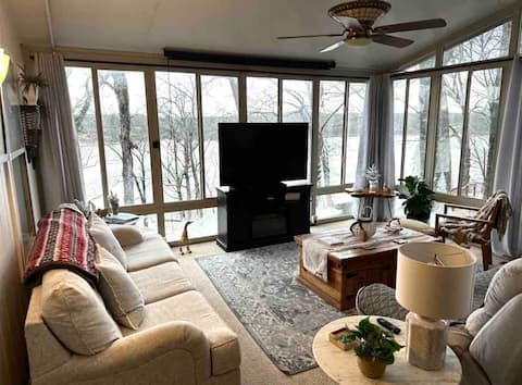 Lakefront Spacious 3Bedroom, 3 Bathroom Retreat