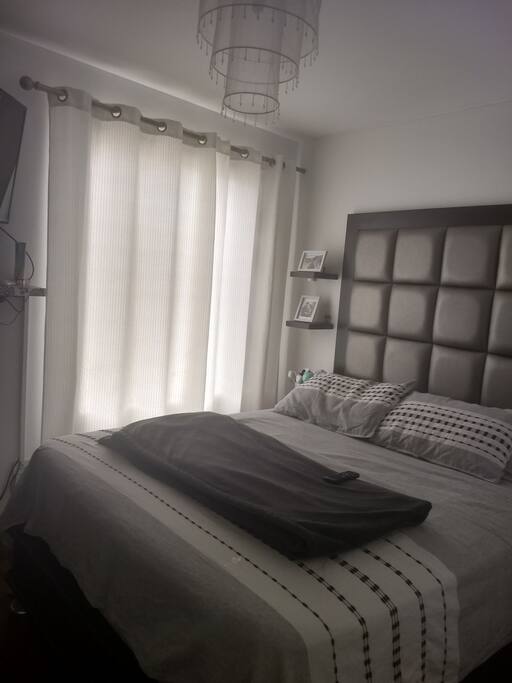 dormitorio cama king único con aire acondicionado
