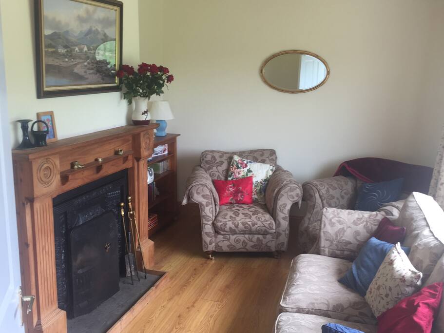 Sitting room with flatscreen tv