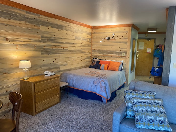 เตียงนอนสบายตั้งอยู่ในผนังเน้นไม้สนมุมธรรมชาติ