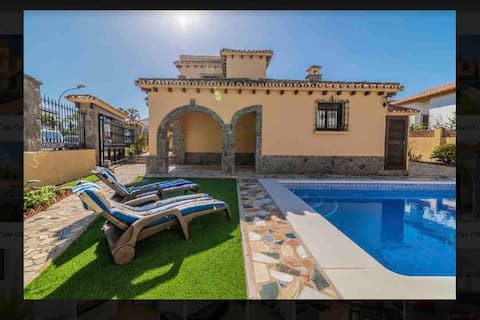 Top Airbnb: Beautiful beachfront villa in Benalmadena Costa in Benalmádena